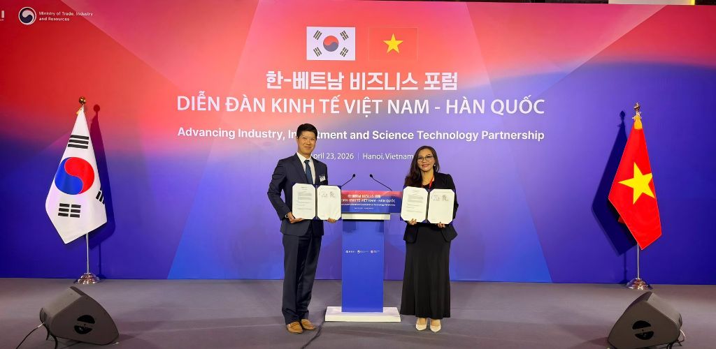 Bà Lê Ngọc Diễm – Giám đốc Công ty TNHH Công Nghệ Điện ETEK đại diện ký kết Biên bản ghi nhớ hợp tác (MOU) chiến lược trở thành Đối tác Phân phối Chiến lược Độc quyền với Deep In Sight (Hàn Quốc) nhân dịp Diễn đàn Kinh tế Việt Nam – Hàn Quốc 2026.