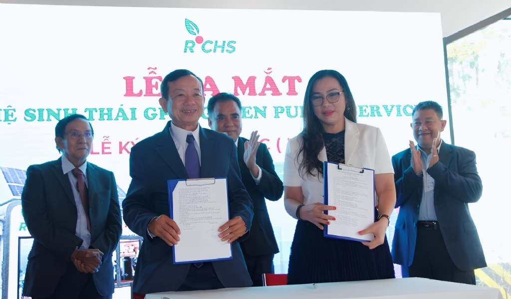 Ông Trần Quốc Việt – Tổng Giám đốc Công ty Cổ phần Richs (thứ hai từ trái) và Bà Lê Ngọc Diễm – Đại diện Công ty TNHH Công Nghệ Điện ETEK (thứ hai từ phải) trong Lễ ký kết hợp tác chiến lược tại sự kiện ra mắt Hệ sinh thái GPS – Green Public Service ngày 31/03/2026 tại SIHUB, TP. Hồ Chí Minh.